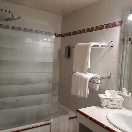 Logis Le Gonfalon Hotel 3*