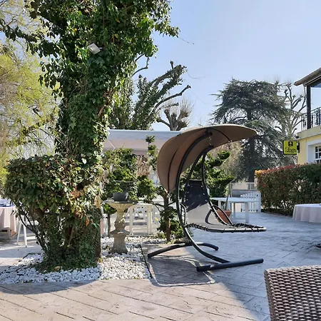 Logis - & Restaurant Le Gonfalon Hotel