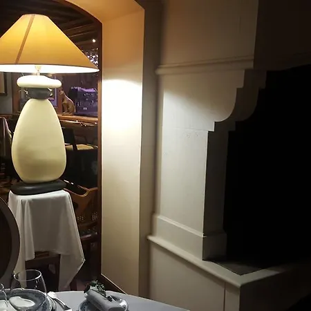 Hotel Logis Le Gonfalon Germigny-l'Eveque