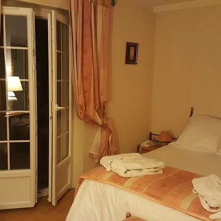 Hotel Logis - & Restaurant Le Gonfalon