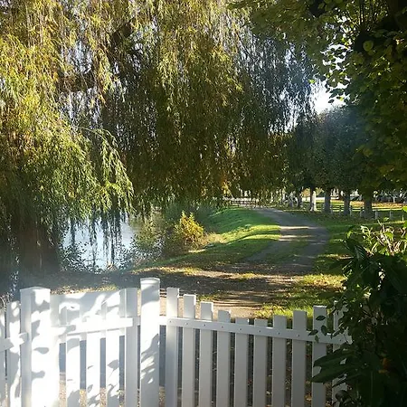 Logis - & Restaurant Le Gonfalon فندق