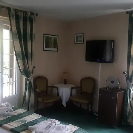 Logis - & Restaurant Le Gonfalon فندق Germigny-l'Eveque