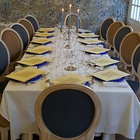 Logis - & Restaurant Le Gonfalon Hotel